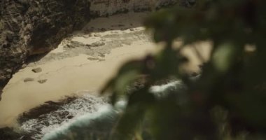 Dalgaların, Bali Endonezya 'daki Broken Beach Pasih Uug' daki kayalıklarla çevrili büyüleyici tropikal kumsala yavaşça çarpması.