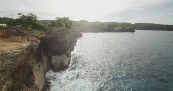 Inclinazione vista delle ripide scogliere del mare e onde grezze schiantarsi a terra qui sotto nella bellissima Broken Beach Pasih Uug a Bali, Indonesia — Video Stock