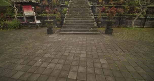 ベサキ寺院の石段下の傾斜角度が低いバリの美しい聖なる石ベサキ寺院の眺め — ストック動画