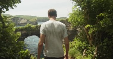 Endonezya 'nın Broken Beach Pasih Uug kayalıklarına doğru yürüyen bir erkek turisti takip eden Dolly vuruldu.