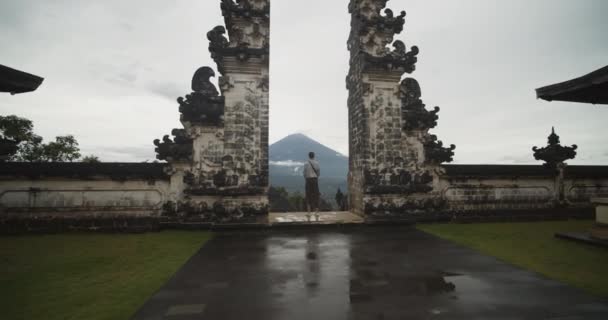 Пура Пенатаран Агунг Лемпуянг у туристичному центрі Балі з вулканом Агун на задньому плані. — стокове відео