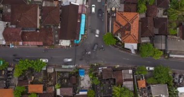 Bali, Canggu 'daki kavşakta yoğun yoğun trafik saatlerinin yukarıdan aşağıya doğru zaman gösterimi. Bali sokaklarındaki şehir kavşağında tipik yoğun araba ve motosiklet trafiği, Zaman Hızı