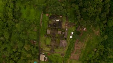 Endonezya 'nın Bali kentindeki Besakih Tapınağı' nın yukarıdan görünüşü. Yukarıdan aşağıya kuş bakışı eski Hindu tapınak binaları.