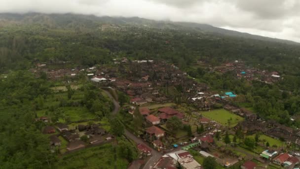 Bali 'deki Besakih Tapınağı' nın hava manzarası, yağmur ormanlarıyla çevrili. Endonezya 'daki Hindu tapınağındaki dini binaların ve pagodaların geniş panoramik manzarası — Stok video