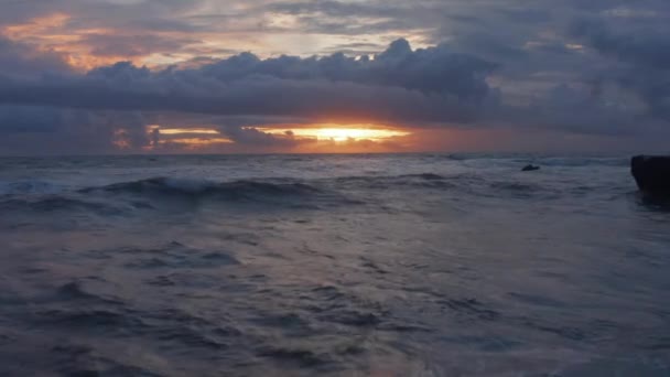 Közelről látni a kék tenger hullámai alkonyatkor. Durva óceáni hullámok lenyűgöző arany naplemente fényben — Stock videók