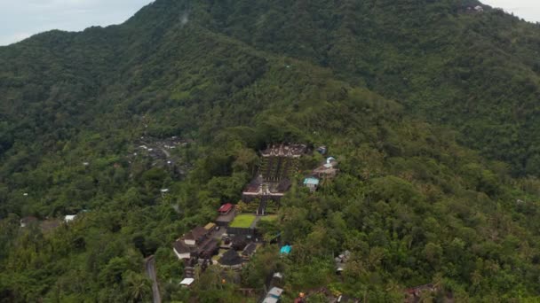 Vista aérea de un templo de montaña en Bali. Edificios religiosos en el templo Pura Penataran Agung Lempuyang en las laderas de la montaña Lempuyang en Bali, Indonesia — Vídeo de stock