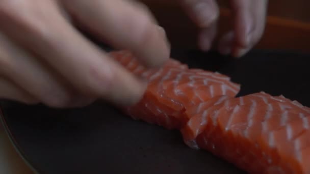 Закройте вид на порцию лосося на тарелке. Подготовка лосося к презентации на тарелке — стоковое видео