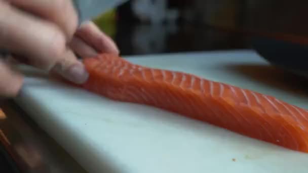 把切碎的鲑鱼片和其他的分开.配上防护手套，准备红鱼食用 — 图库视频影像