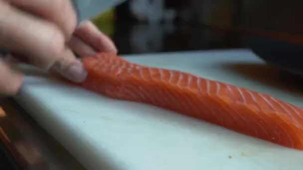 Scheiden gesneden stukken zalm van de rest. Koken in beschermende handschoenen bereiden van rode vis voor het serveren — Stockvideo