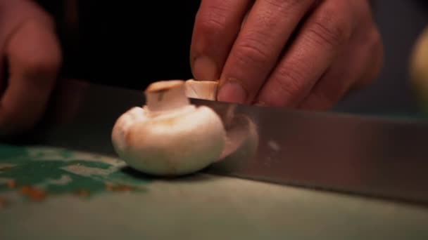 Нарізати великий гриб тонкими скибочками. Крупним планом вид нарізання великого білого гриба навпіл з великим ножем — стокове відео