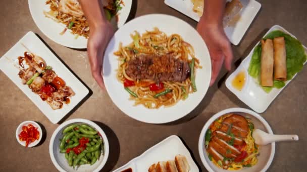Tradycyjny azjatycki posiłek z pieczoną wołowiną i kiełkami fasoli na stole. Widok na serwowanie dań kuchni azjatyckiej i przystawek na wielu talerzach — Wideo stockowe