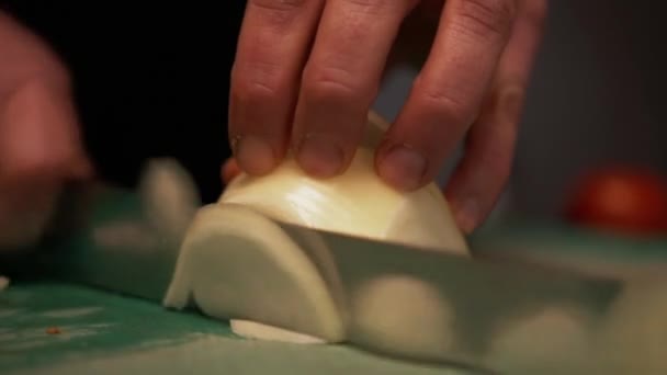 Zwiebeln in dünne Scheiben schneiden. Nahaufnahme des Schneidens großer weißer Zwiebeln auf dünnen Scheiben — Stockvideo