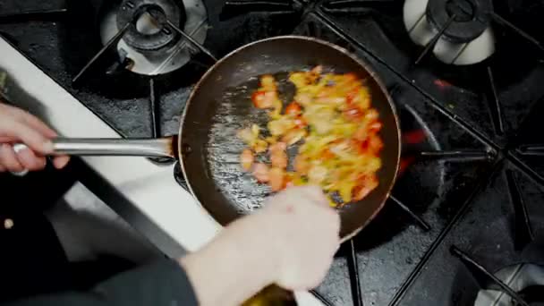 Cuoco professionista versare alcol nella padella per flambe piatto vegetale asiatico. Vista aerea del fuoco nella padella nella cucina del ristorante — Video Stock
