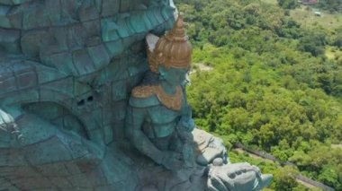 Vishnu 'nun Garuda sürüşünün hava görüntüsünü kapatın. Endonezya, Bali 'deki dev bakır mavi ve yeşil Garuda Wisnu Kencana heykeli
