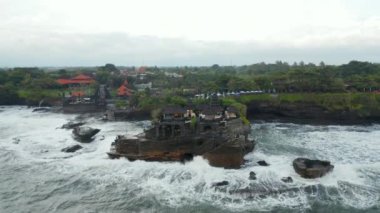 Tehlikeli havalarda, karanlık kayalıklarda Tanah Lot Tapınağı 'nı boşaltın. Endonezya, Bali 'deki Hindu tapınağına düşen dalgaların dönüşümlü görüntüsü.
