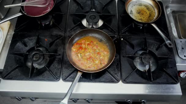 Plato asiático con verduras mixtas cocinando en estufa caliente en la cocina del restaurante. Vista aérea del plato de verduras calientes chisporroteantes en una sartén — Vídeos de Stock