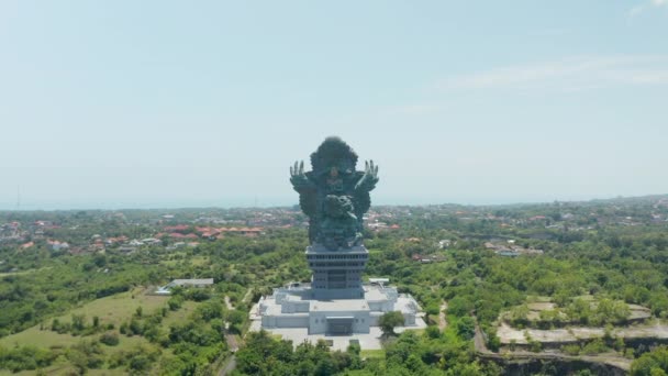 Luchtfoto van Garuda Wisnu Kencana standbeeld in Bali, Indonesië. Voorwaarts dolly luchtfoto van grote religieuze sculptuur van Vishnu rijden Garuda — Stockvideo