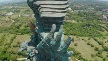 Endonezya, Bali 'deki Garuda Wisnu Kencana heykelinin etrafını saran hava manzarasını kapatın. Önemli Hindu tanrısı Vishnu 'nun dini anıtı.