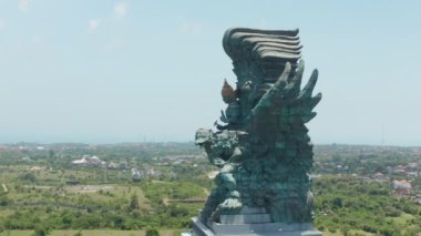 Endonezya, Bali 'deki Garuda Wisnu Kencana heykelini çevreleyen hava görüntüleri. Arka planda yerleşim yerleri olan ünlü dini heykel.