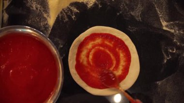 Profesyonel aşçıların genel bakış açısıyla geleneksel İtalyan pizzasını parmesan peyniri, taze fesleğen, zeytinyağı ve domates sosuyla yapıyorlar.