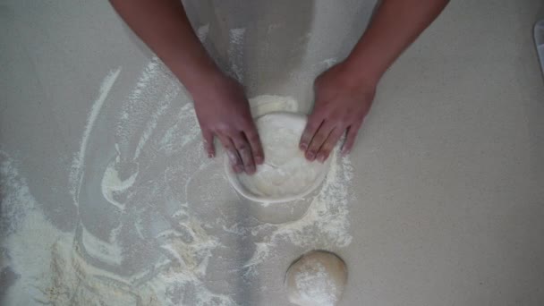 Overhead view of professional cook making pizza dough on the table. Top down view of a chef flattening dough balls into circular pizza dough — Vídeo de stock