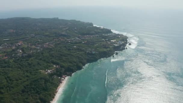 Αεροφωτογραφία των πολυτελών σπιτιών στις τροπικές ακτές του Μπαλί. Πανοραμική θέα της ακτογραμμής του Μπαλί με πλούσια βλάστηση και αμμώδεις παραλίες δίπλα στον ωκεανό — Αρχείο Βίντεο