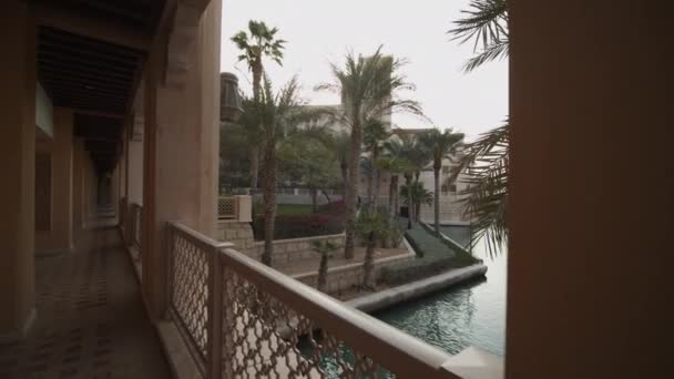 두 바이 럭셔리 호텔에 있는 막대와 야자나무에둘러 싸여 있는 수로의 모습 — 비디오
