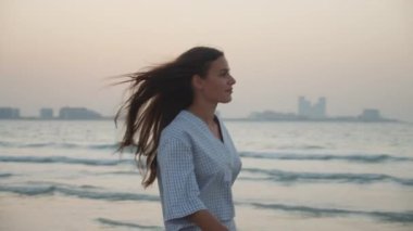 Dubai sahillerinde ünlü Burj Al-Arap oteline doğru yürüyen çekici, genç esmer kadını takip ediyorum.