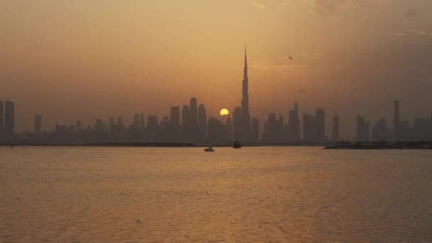 Skyline von Dubai bei Sonnenuntergang. Hohe Wolkenkratzer in Dubais Stadtbild im warmen Abendlicht — Stockvideo