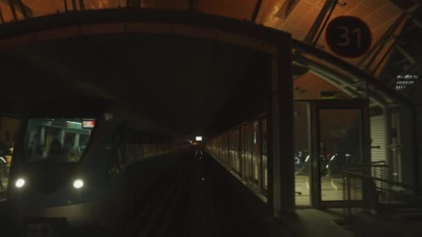 Dubajský vlak metrem přijíždí na stanici metra. Cestující v obličejových maskách čekají na nástupišti v ochranných maskách — Stock video