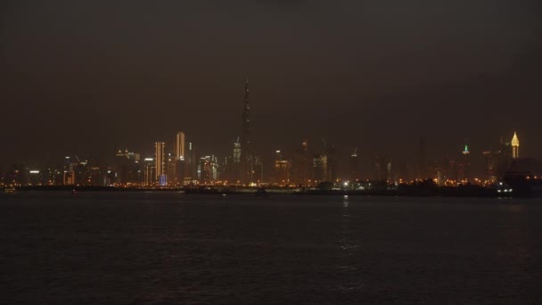 Dubai City skyskrapor på natten. Dubai skyline med stadsljus på höga skyskrapor och Burj Khalifa turistattraktion — Stockvideo