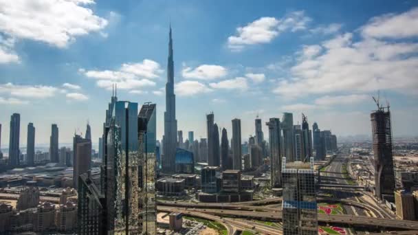 Zeitraffer des modernen Stadtzentrums mit hohen Wolkenkratzern im Stadtzentrum von Dubai. Burj Khalifa und hohe Wolkenkratzer in der Innenstadt von Dubai, Vereinigte Arabische Emirate — Stockvideo