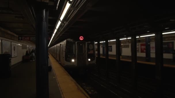 Comboio do metro de Nova Iorque a chegar à plataforma. Comboio subterrâneo de Nova York chegando na plataforma de passageiros — Vídeo de Stock