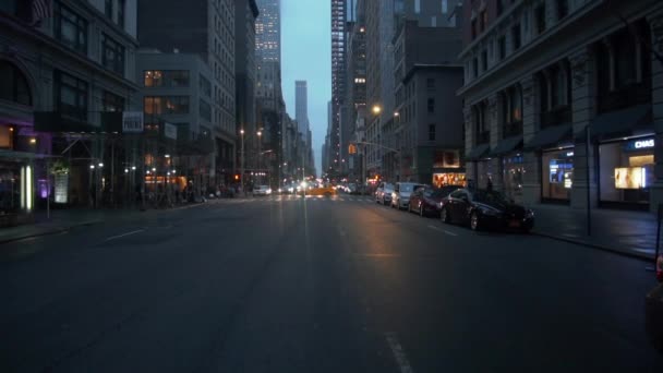 Уличный вид на движение машины на перекрестке в Нью-Йорке. Медленное движение автомобилей и такси, проходящих перекрёсток в центре Нью-Йорка — стоковое видео