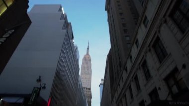 Empire State Binası 'nın New York' taki açılışı. Güneşli bir günde Empire State Binası 'nın alçak açılı görüntüsü