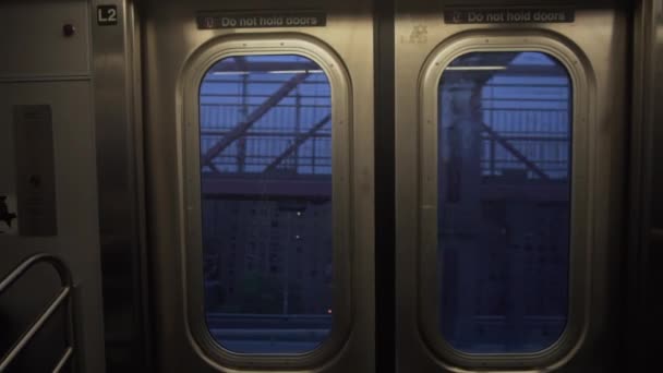 Vista dalla finestra del treno della metropolitana di New York. Vista degli edifici di New York City la sera dal treno sotterraneo in movimento — Video Stock