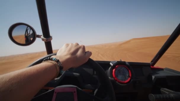 Homokfutót vezetni a sivatagban. Egy terepjáró homokdűnéken való vezetésének szempontja a sivatagban — Stock videók