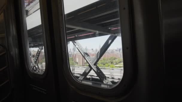 Widok budynków Nowego Jorku z okna pociągu metra NYC. NYC podziemne przejście przez dzielnice mieszkalne — Wideo stockowe