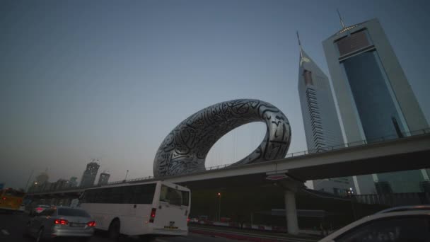 Οδηγώντας παρελθόν Μουσείο του Μέλλοντος γλυπτική στο Ντουμπάι. Φουτουριστικό μεταλλικό γλυπτό μπροστά από το μουσείο στο Ντουμπάι αστικό κέντρο της πόλης — Αρχείο Βίντεο