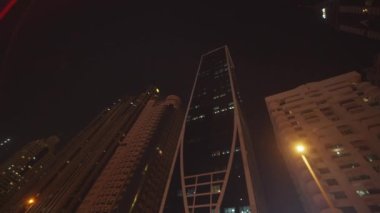 Gece Dubai şehir merkezindeki yüksek gökdelenlerin alçak açılı görüntüsü