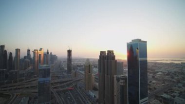 Dubai şehir merkezinin panoramik manzarası Burj Halife gökdeleni ve gün batımında yoğun karayolu trafiği