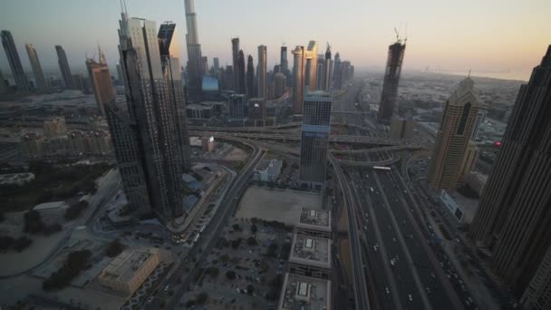 Vista lenta inclinazione del centro urbano metropolitano di Dubai con grattacieli alti e trafficato traffico autostradale a più corsie — Video Stock