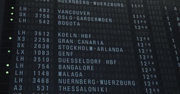 Odletová tabule na letišti. Letové informace pro různé mezinárodní destinace na letištní tabuli — Stock video