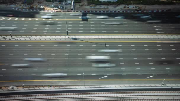 Snel meerbaans snelwegverkeer. Wazige beweging tijdspanne van drukke snelweg met meerdere voertuigen — Stockvideo