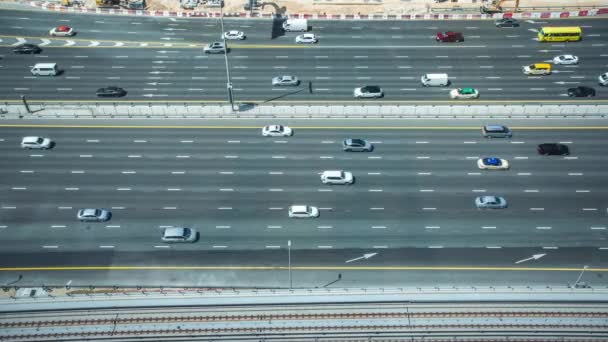 화창 한 날, 고속 도로에서 여러 차선으로 차를 몰고 혼잡하게 움직 이는 시간 여행 — 비디오