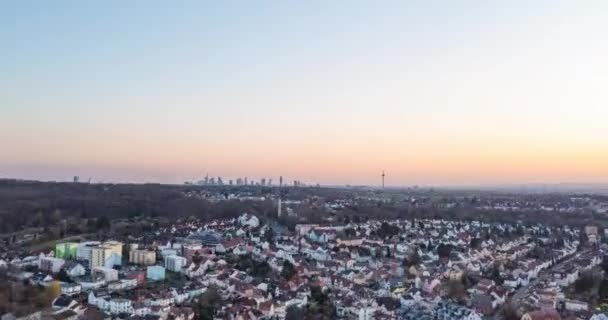 Vista aérea ascendente de bairros residenciais e arranha-céus altos na grande cidade de Frankfurt am Main, Bornheim, Alemanha — Vídeo de Stock