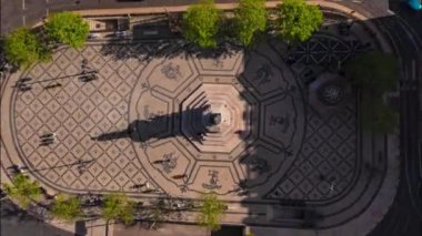 Lizbon şehir merkezindeki bir meydanda insanların ve arabaların havada aşırı hızları