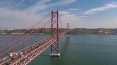 Portekiz, Lizbon 'daki ünlü kırmızı Ponte 25 de Abril köprüsünde yoğun araba trafiğinin hava görüntüsü