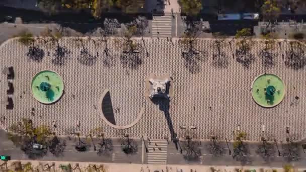 Υπέρβαση εναέρια υπερχείλιση των ανθρώπων στη μεγάλη δημόσια πλατεία που περιβάλλεται από κατοικίες στη Λισαβόνα, Πορτογαλία — Αρχείο Βίντεο