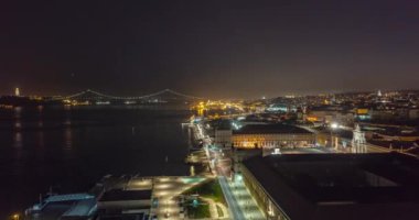 Geceleri Lizbon şehir merkezinin hava hızında düşüşü. Portekiz şehir limanındaki turistik merkezler